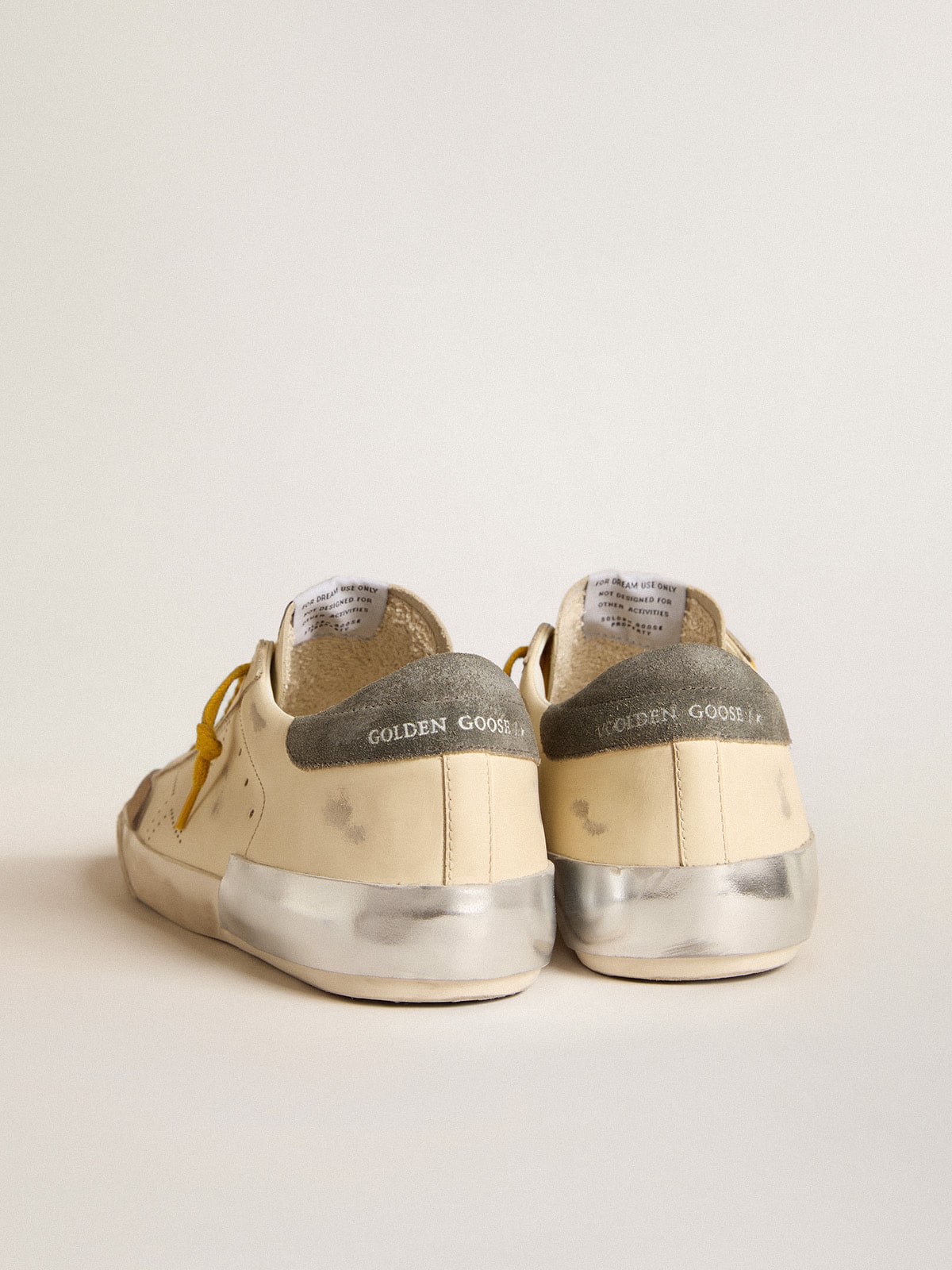 Super-Star en cuir avec étoile ajourée et contrefort en daim gris