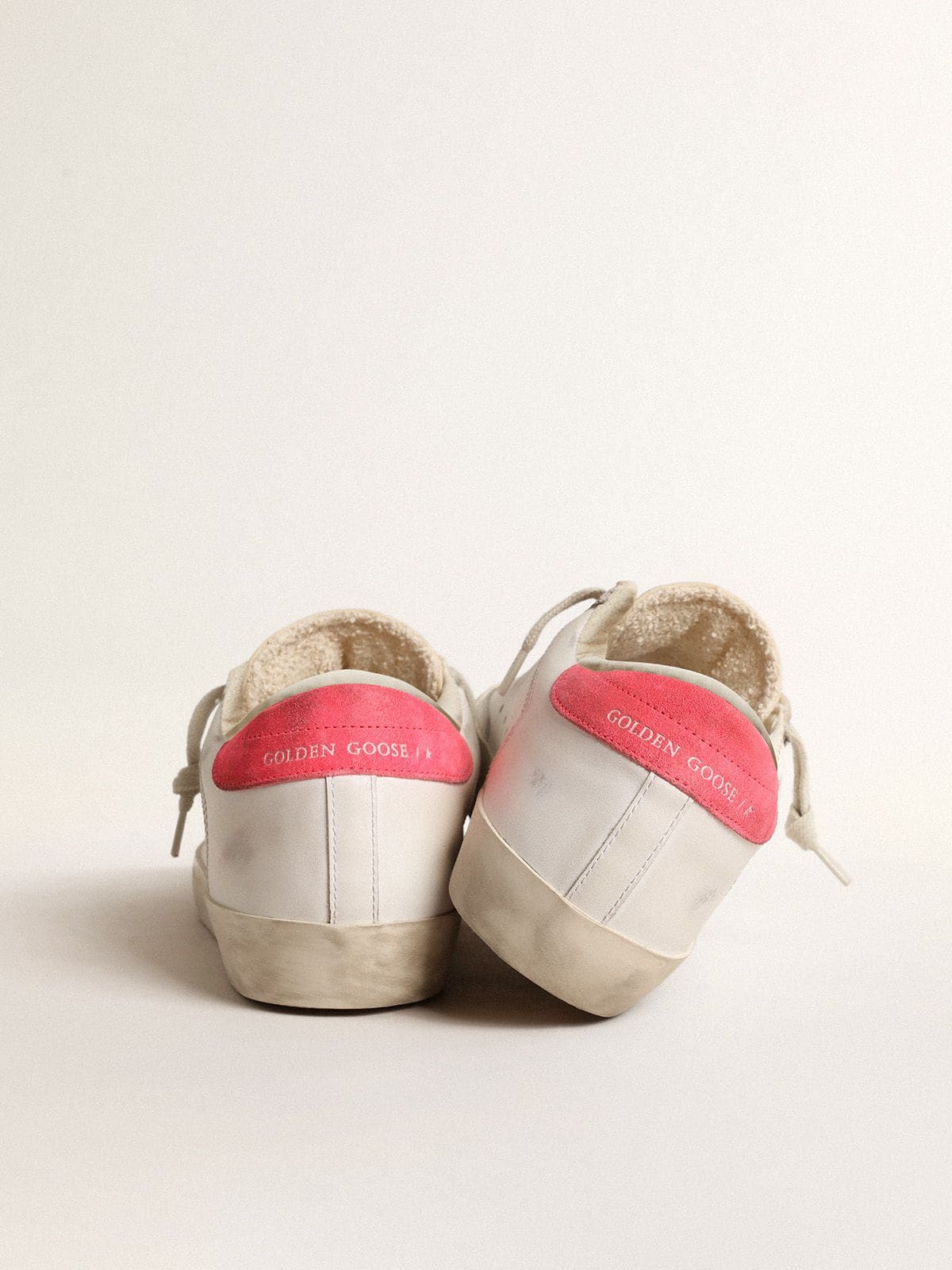Super-Star pour femme en cuir blanc avec étoile perforée et contrefort en nylon fuchsia