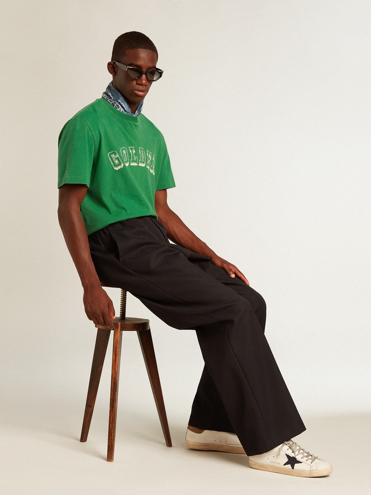 Super-Star en cuir blanc avec étoile en toile bleu nuit et contrefort en cuir couleur tabac