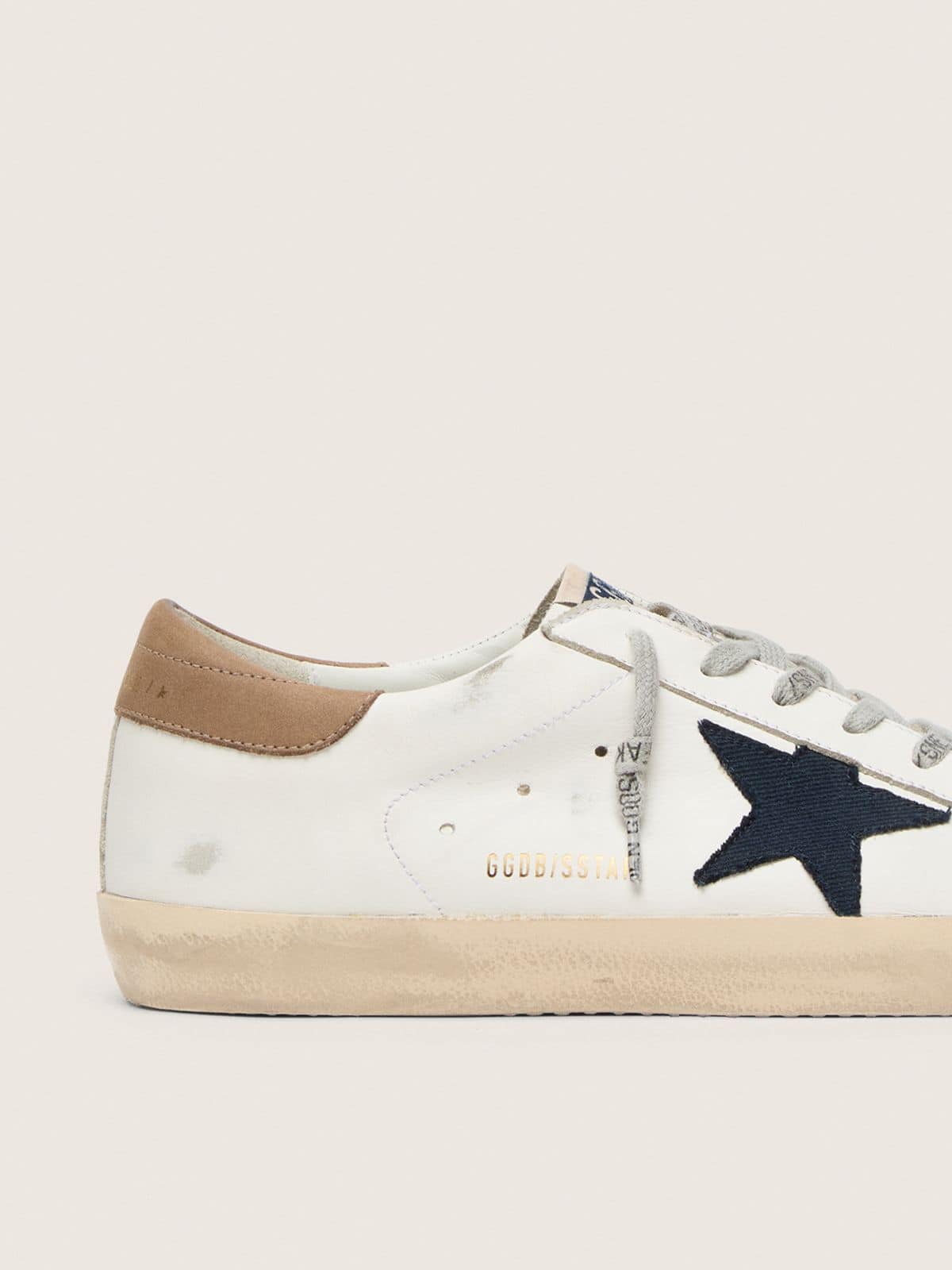 Super-Star en cuir blanc avec étoile en toile bleu nuit et contrefort en cuir couleur tabac