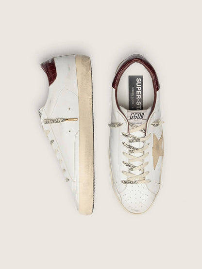 Super-Star avec étoile en daim couleur sable et contrefort en cuir croco rouge
