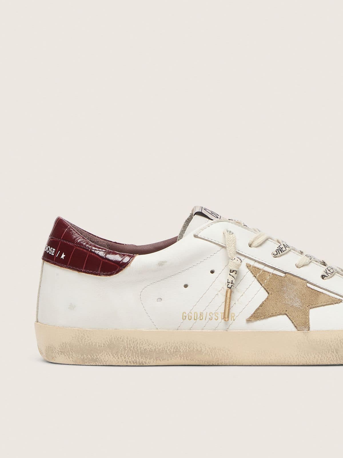 Super-Star avec étoile en daim couleur sable et contrefort en cuir croco rouge