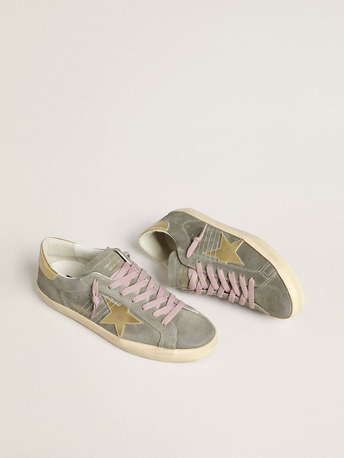 Super-Star homme en daim gris avec étoile et contrefort en cuir lamé doré