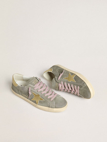 Super-Star homme en daim gris avec étoile et contrefort en cuir lamé doré