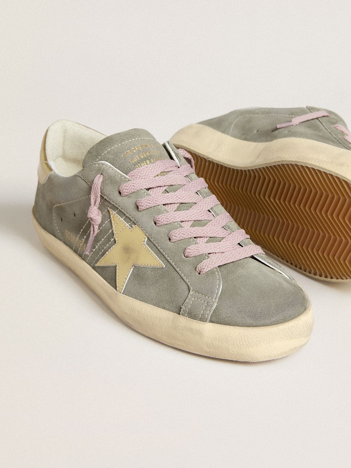 Super-Star homme en daim gris avec étoile et contrefort en cuir lamé doré