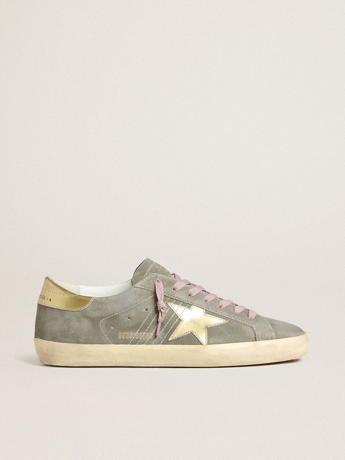 Super-Star homme en daim gris avec étoile et contrefort en cuir lamé doré