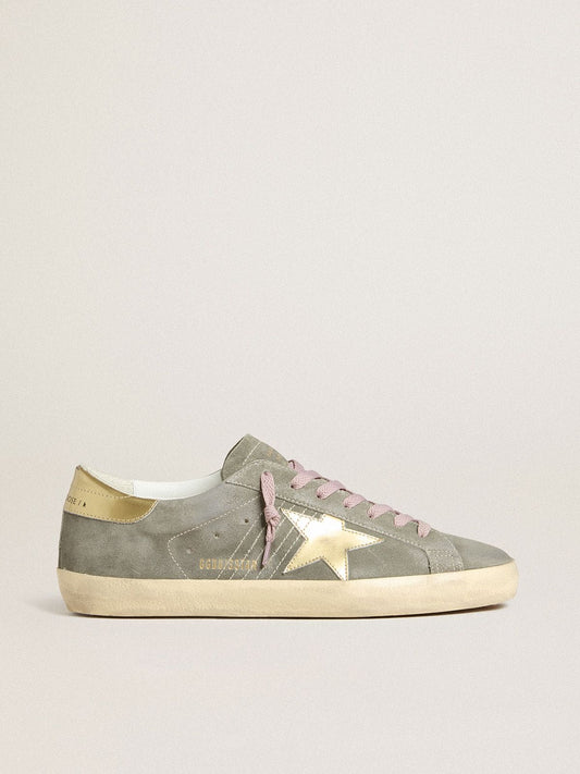 Super-Star homme en daim gris avec étoile et contrefort en cuir lamé doré