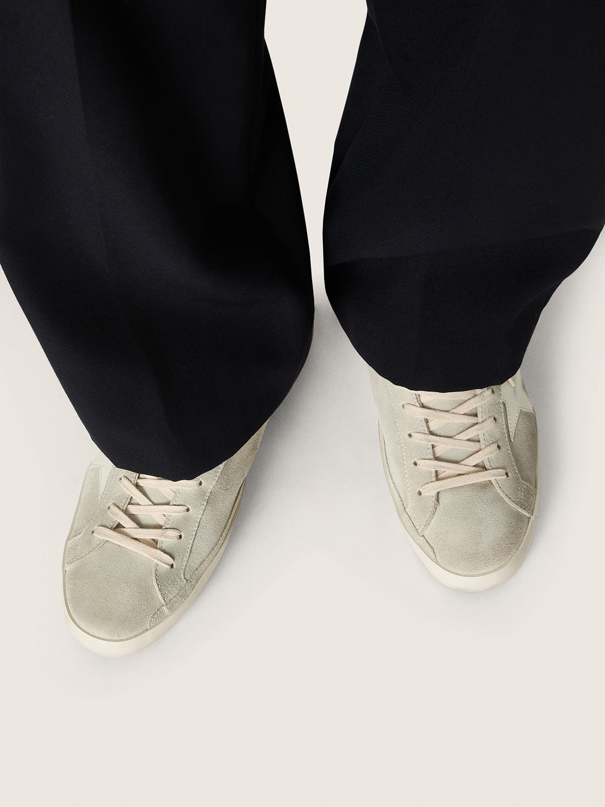 Super-Star homme en cuir velours gris clair avec étoile en cuir blanc