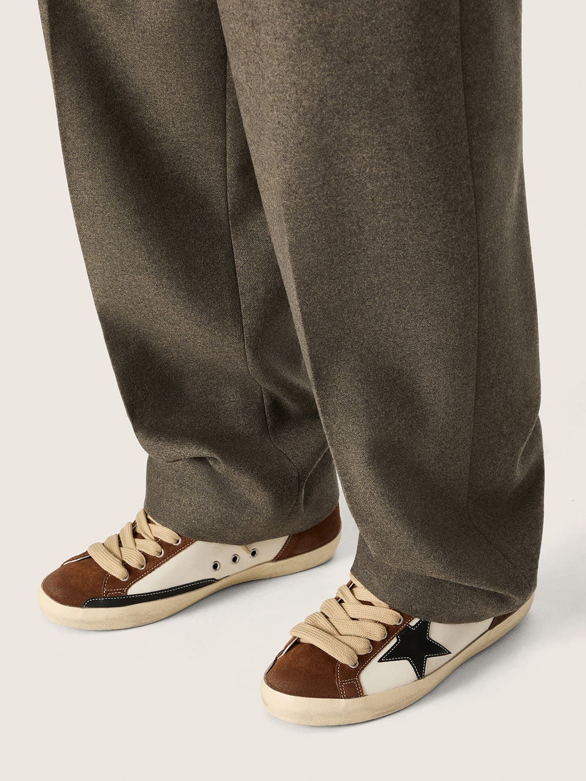 Super-Star homme en cuir blanc et cuir velours marron avec étoile en cuir noir