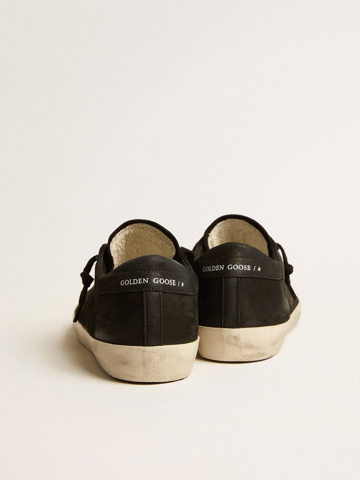 Super-Star en cuir nubuck noir avec étoile ajourée et contrefort en cuir nubuck noir