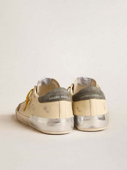 Super-Star en cuir avec étoile ajourée et contrefort en daim gris