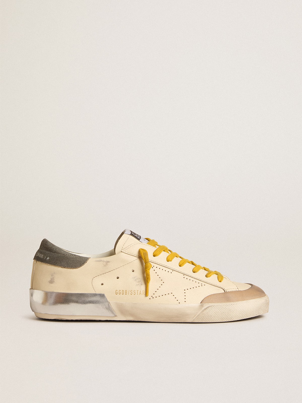 Super-Star en cuir avec étoile ajourée et contrefort en daim gris