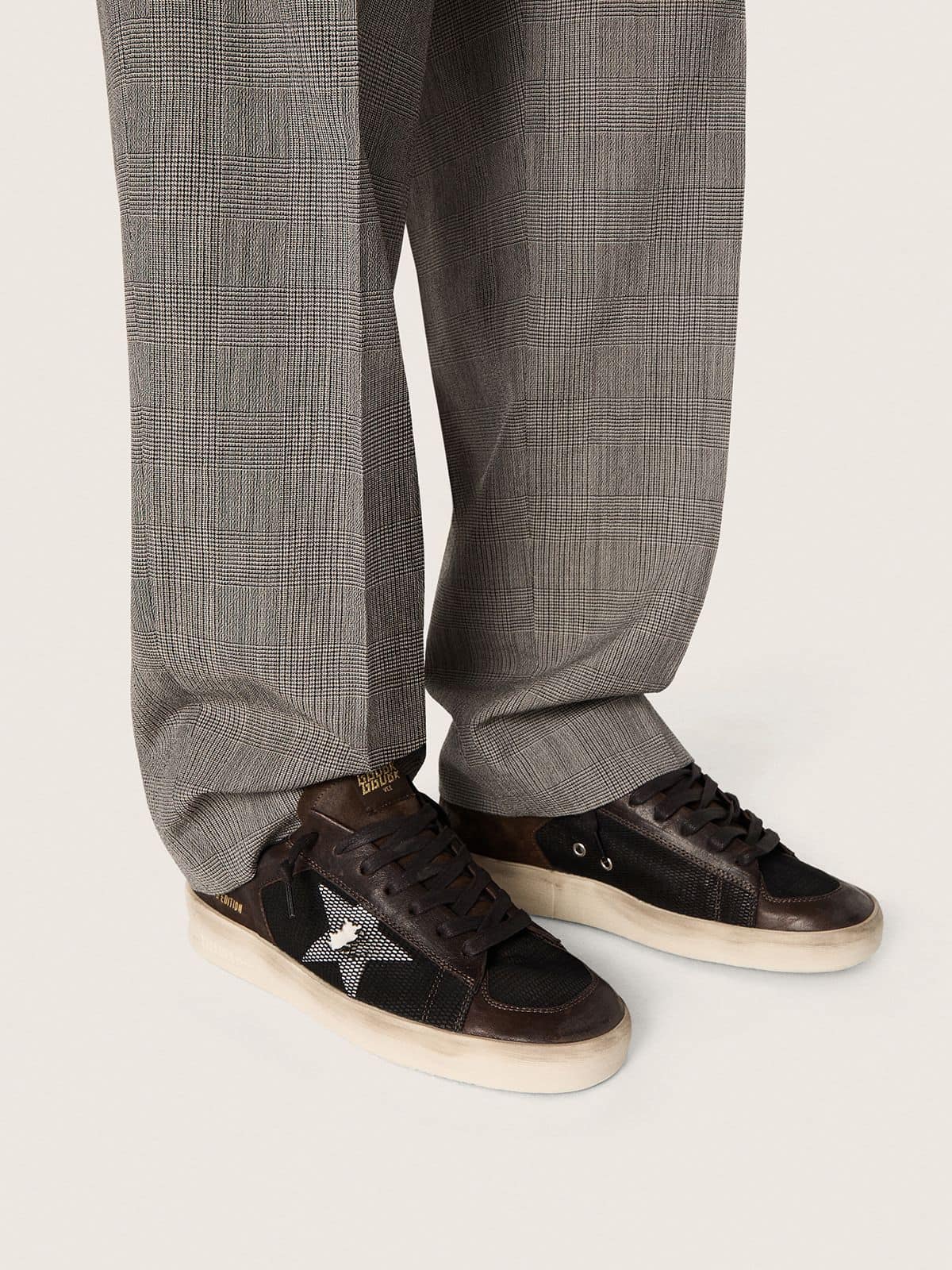 Stardan pour homme en cuir velours marron et résille noire avec étoile en cuir blanc et empiècements en cuir nappa