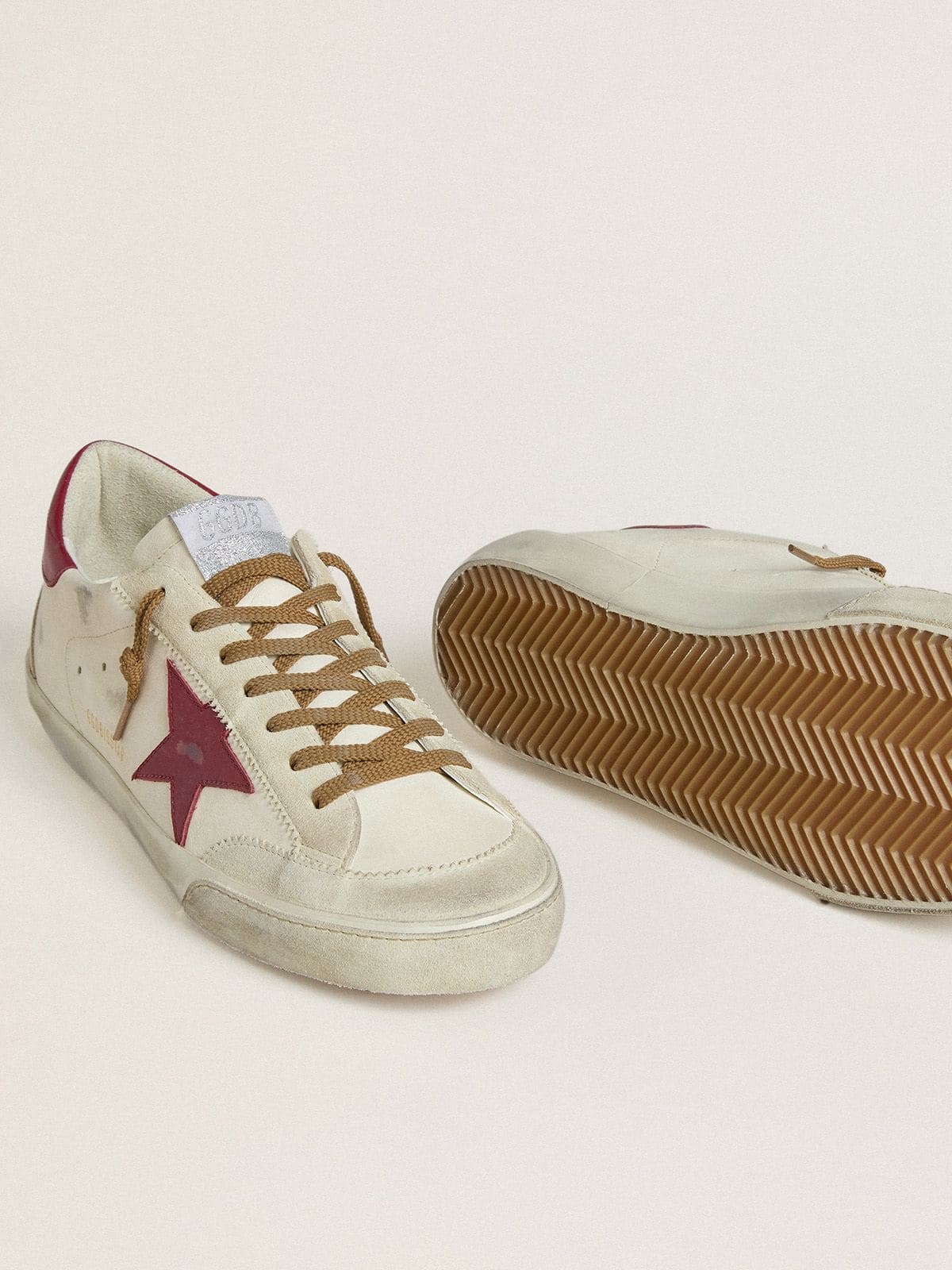 Super-Star pour homme avec étoile en cuir rouge et empiècements en cuir velours beige