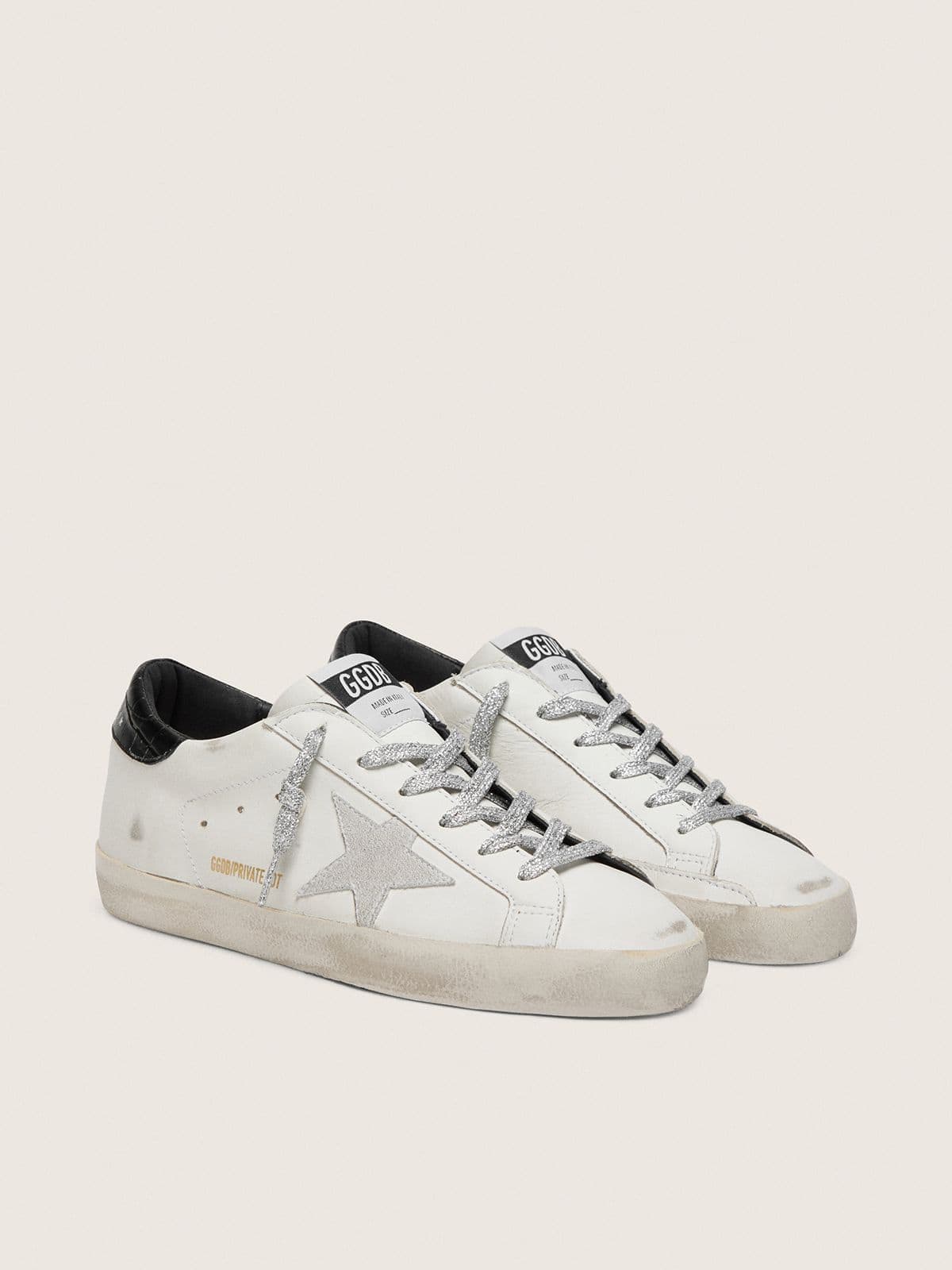 Super-Star pour femme avec étoile en daim blanc et contrefort en cuir noir à imprimé croco