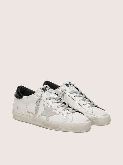 Super-Star pour femme avec étoile en daim blanc et contrefort en cuir noir à imprimé croco