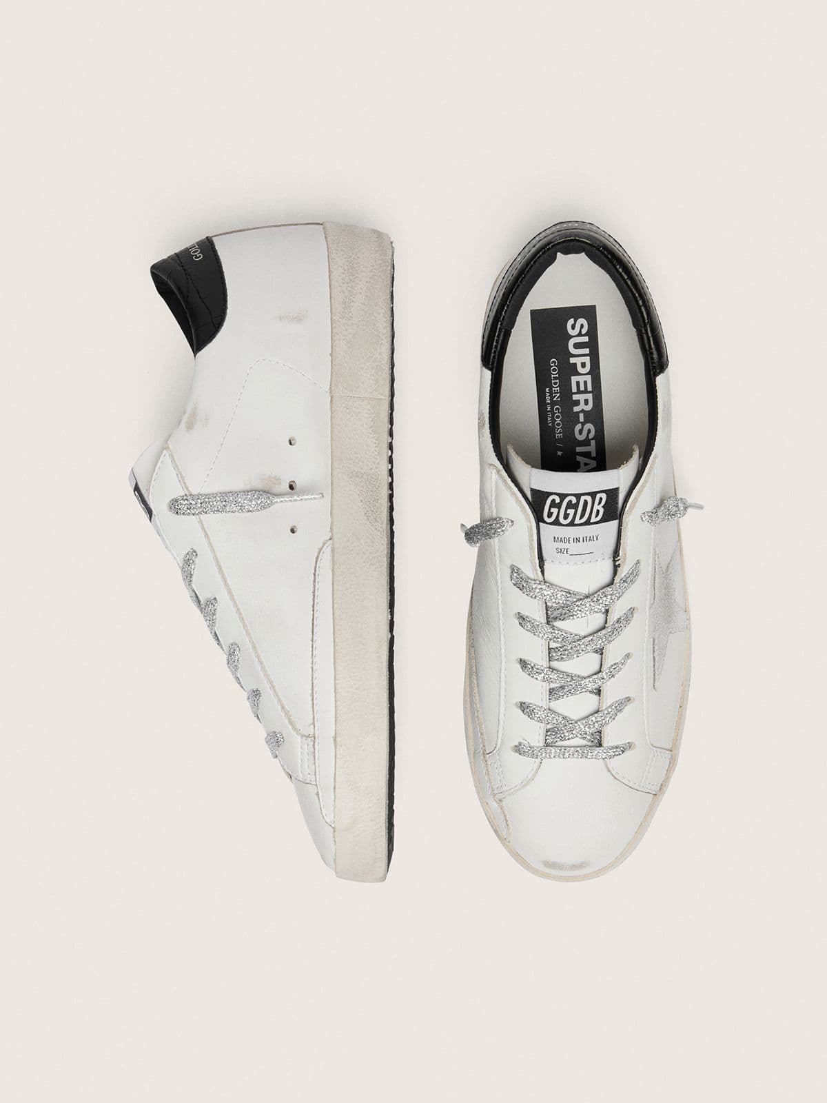 Super-Star pour femme avec étoile en daim blanc et contrefort en cuir noir à imprimé croco