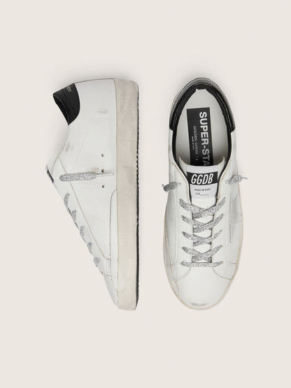Super-Star pour femme avec étoile en daim blanc et contrefort en cuir noir à imprimé croco