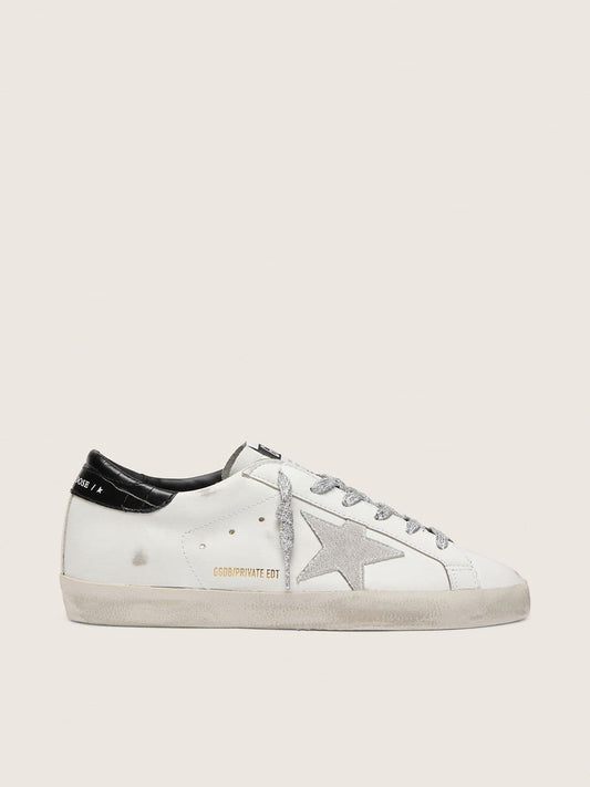 Super-Star pour femme avec étoile en daim blanc et contrefort en cuir noir à imprimé croco