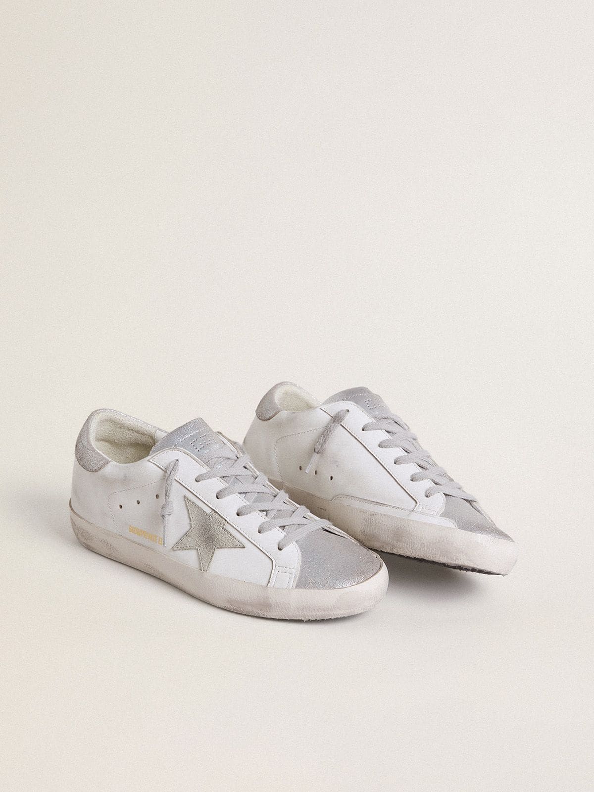 Super-Star pour femme avec étoile en daim gris et empiècements à paillettes argentées