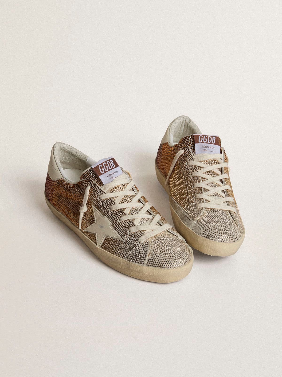 Super-Star en daim beige et cristaux multicolores avec étoile et contrefort en cuir crème