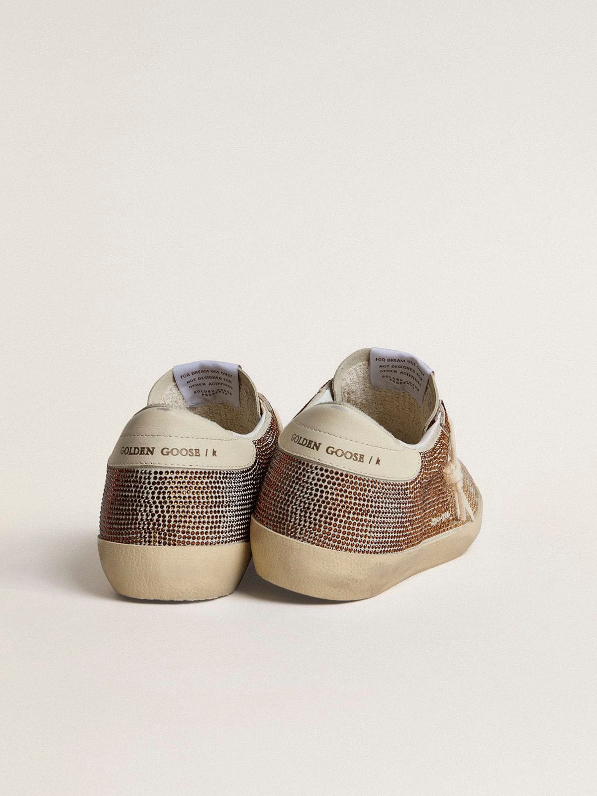 Super-Star en daim beige et cristaux multicolores avec étoile et contrefort en cuir crème
