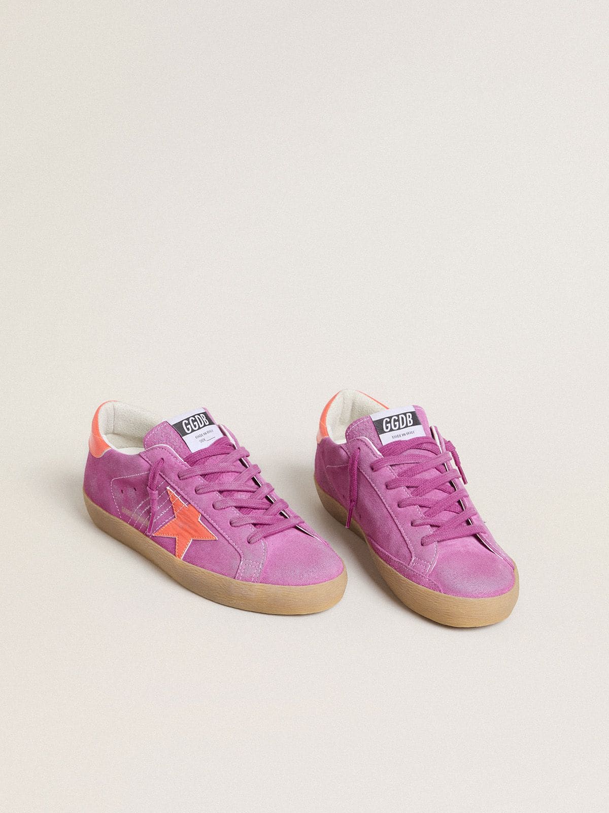 Super-Star pour femme en daim fuchsia avec étoile et contrefort en cuir laminé orange fluo