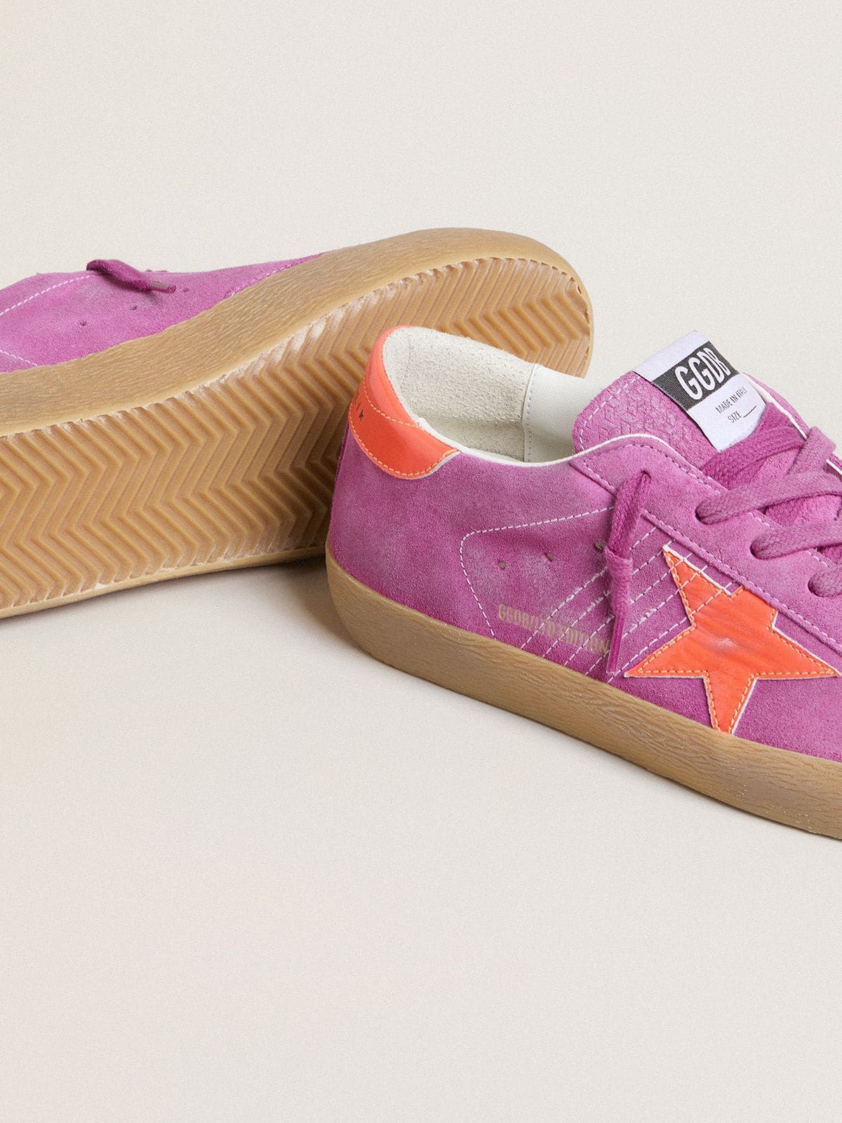 Super-Star pour femme en daim fuchsia avec étoile et contrefort en cuir laminé orange fluo
