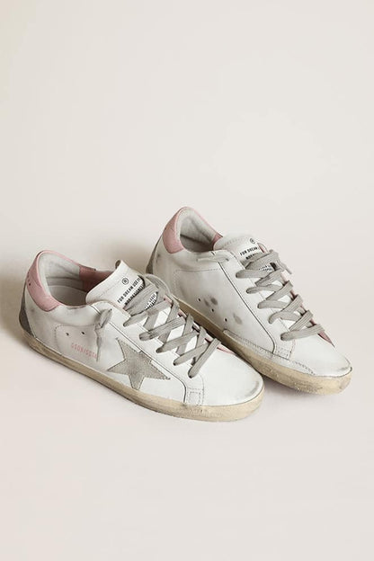 Super-Star pour femme avec étoile en daim gris et contrefort en cuir rose