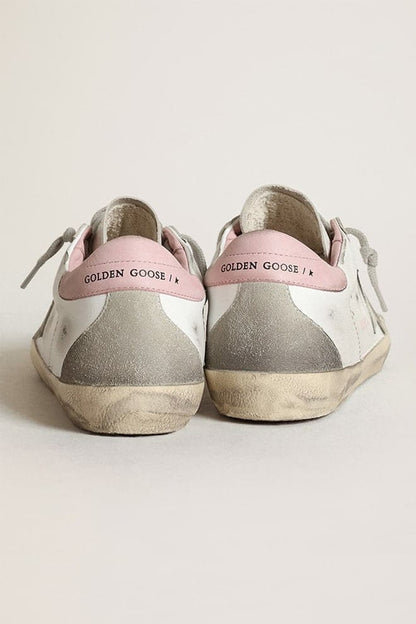 Super-Star pour femme avec étoile en daim gris et contrefort en cuir rose