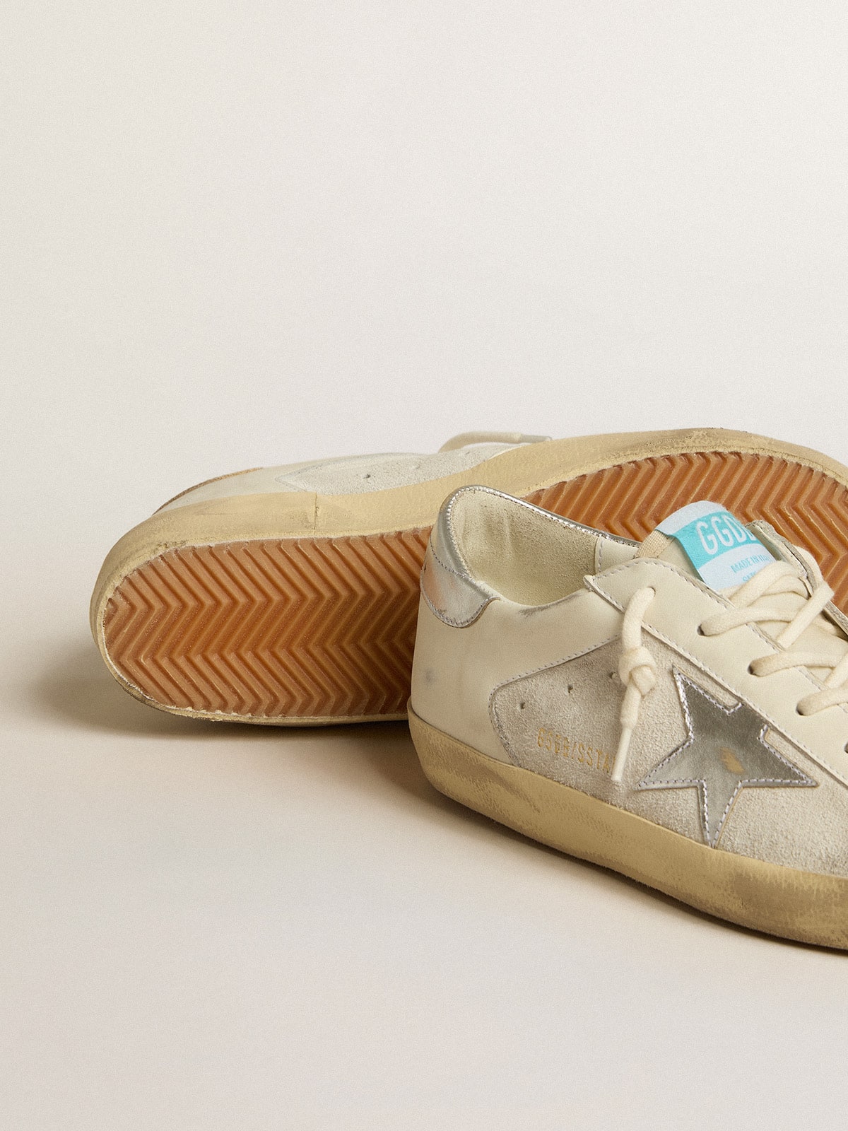 Super-Star en cuir blanc et daim avec étoile en cuir argenté et doré