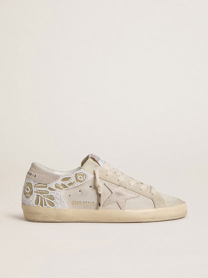 Super-Star pour femme en daim beige avec broderie de perles et étoile en daim laminé