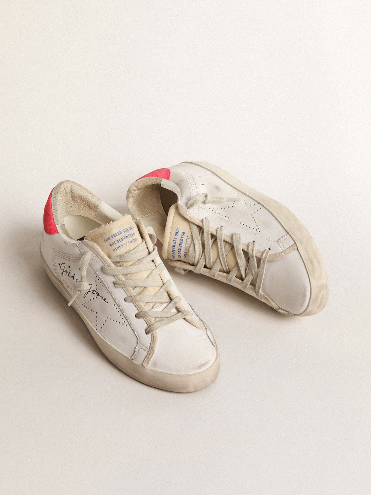 Super-Star pour femme en cuir blanc avec étoile perforée et contrefort en nylon fuchsia