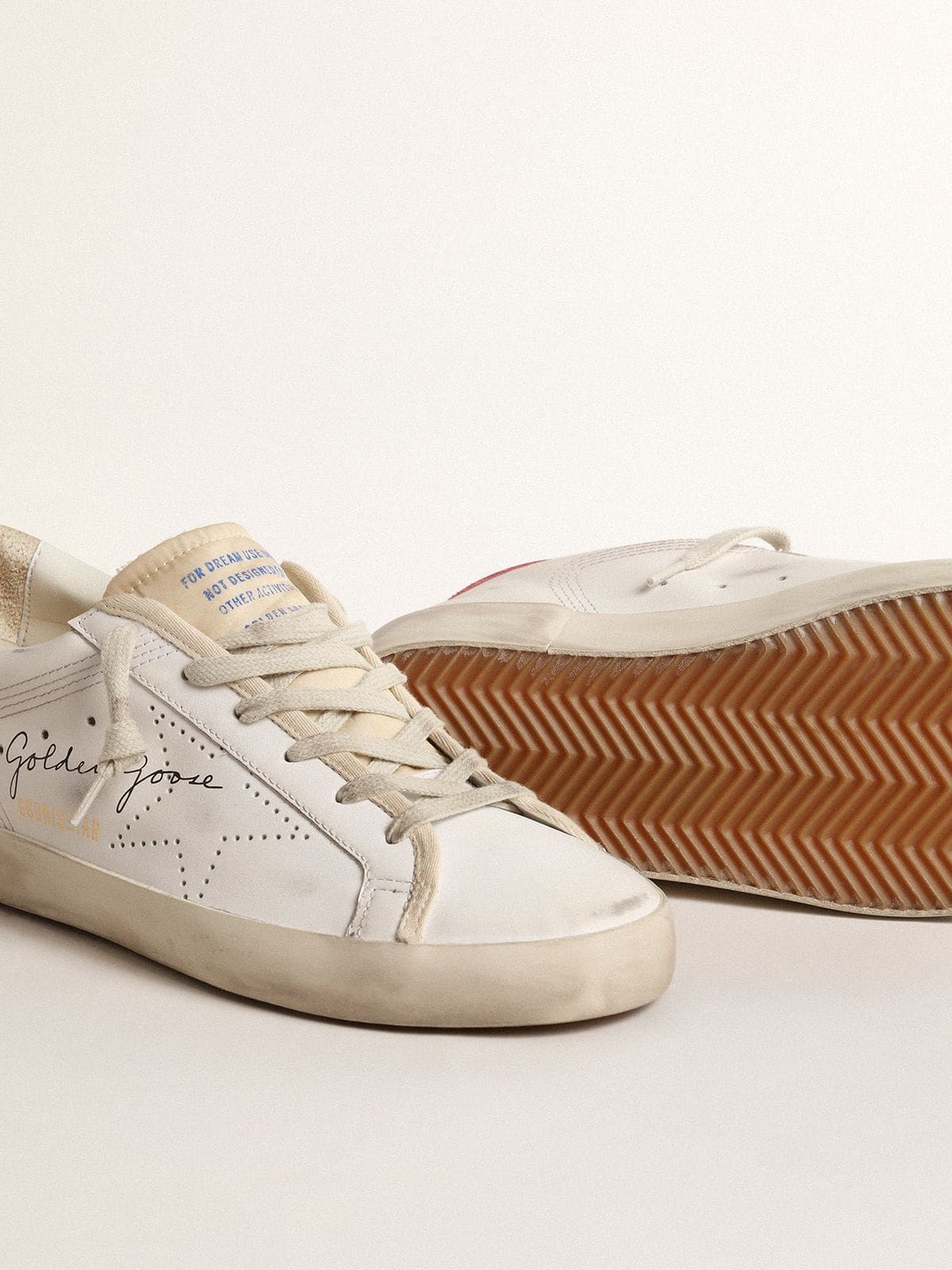 Super-Star pour femme en cuir blanc avec étoile perforée et contrefort en nylon fuchsia