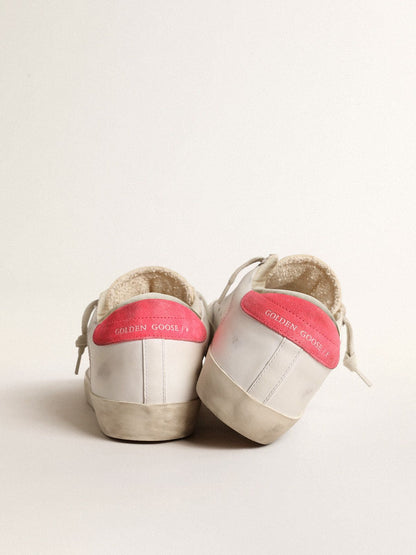 Super-Star pour femme en cuir blanc avec étoile perforée et contrefort en nylon fuchsia