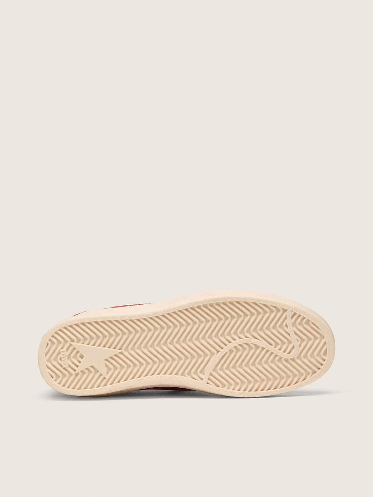 Ball Star en daim rouge avec étoile et contrefort en cuir blanc