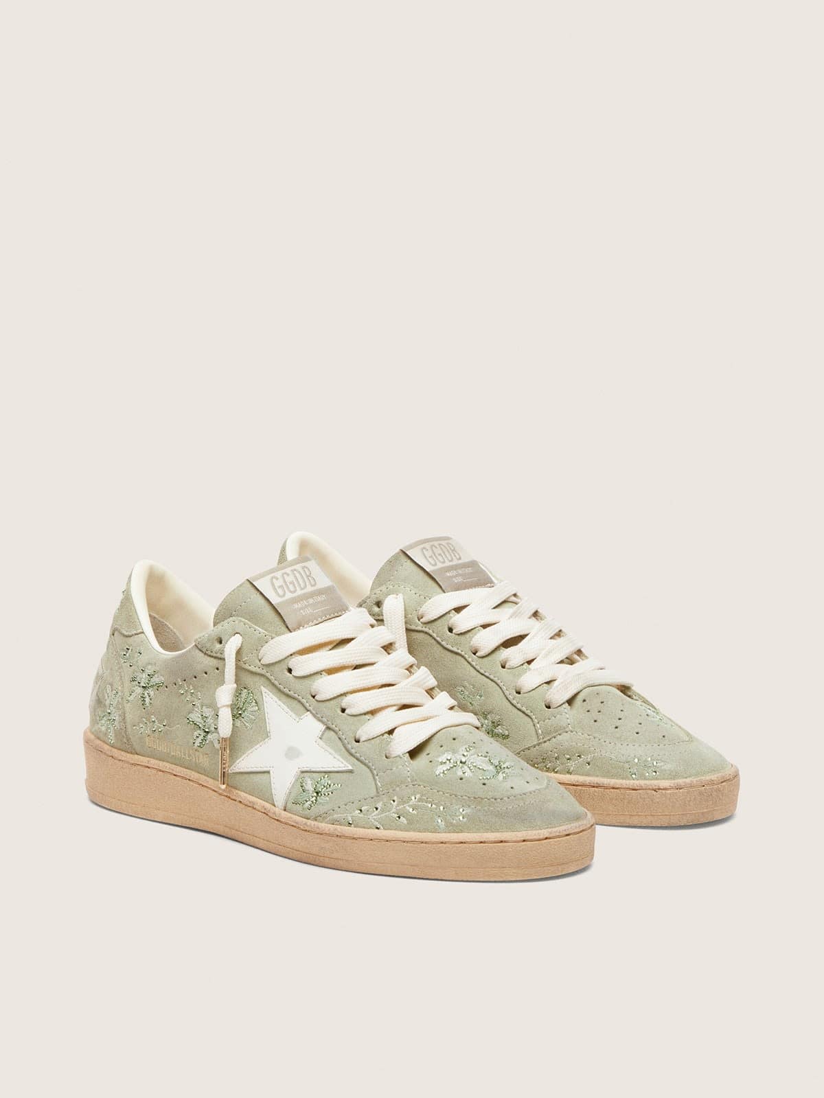 Ball Star femme en cuir velours vert sauge avec étoile en cuir blanc, broderie florale et Swarovski ton sur ton