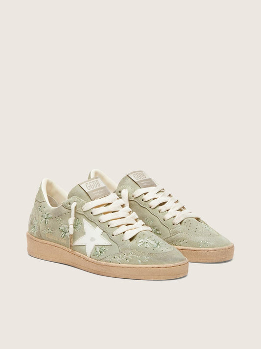 Ball Star femme en cuir velours vert sauge avec étoile en cuir blanc, broderie florale et Swarovski ton sur ton