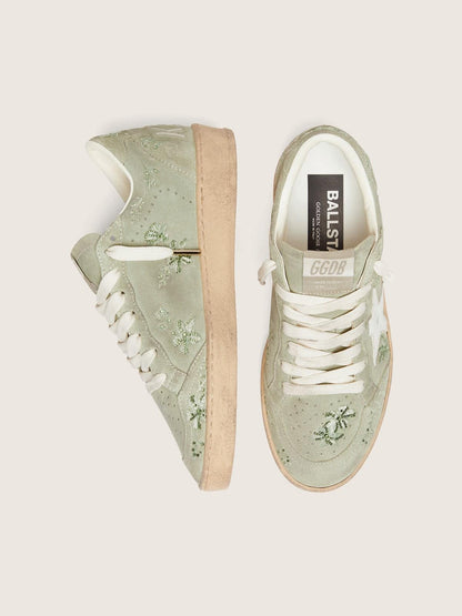 Ball Star femme en cuir velours vert sauge avec étoile en cuir blanc, broderie florale et Swarovski ton sur ton