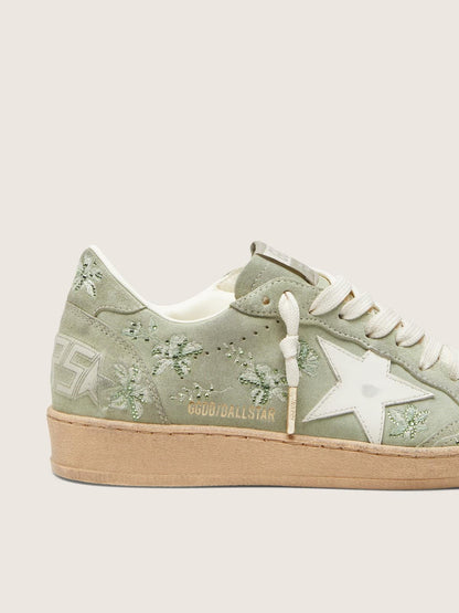 Ball Star femme en cuir velours vert sauge avec étoile en cuir blanc, broderie florale et Swarovski ton sur ton