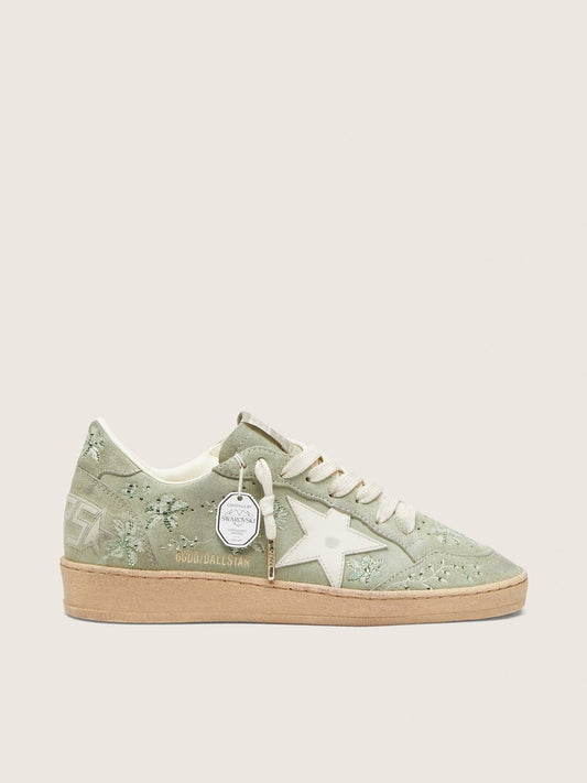 Ball Star femme en cuir velours vert sauge avec étoile en cuir blanc, broderie florale et Swarovski ton sur ton
