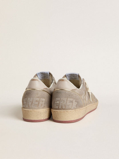 Ball Star pour femme en daim beige avec étoile en cuir lamé doré et inscription en perles
