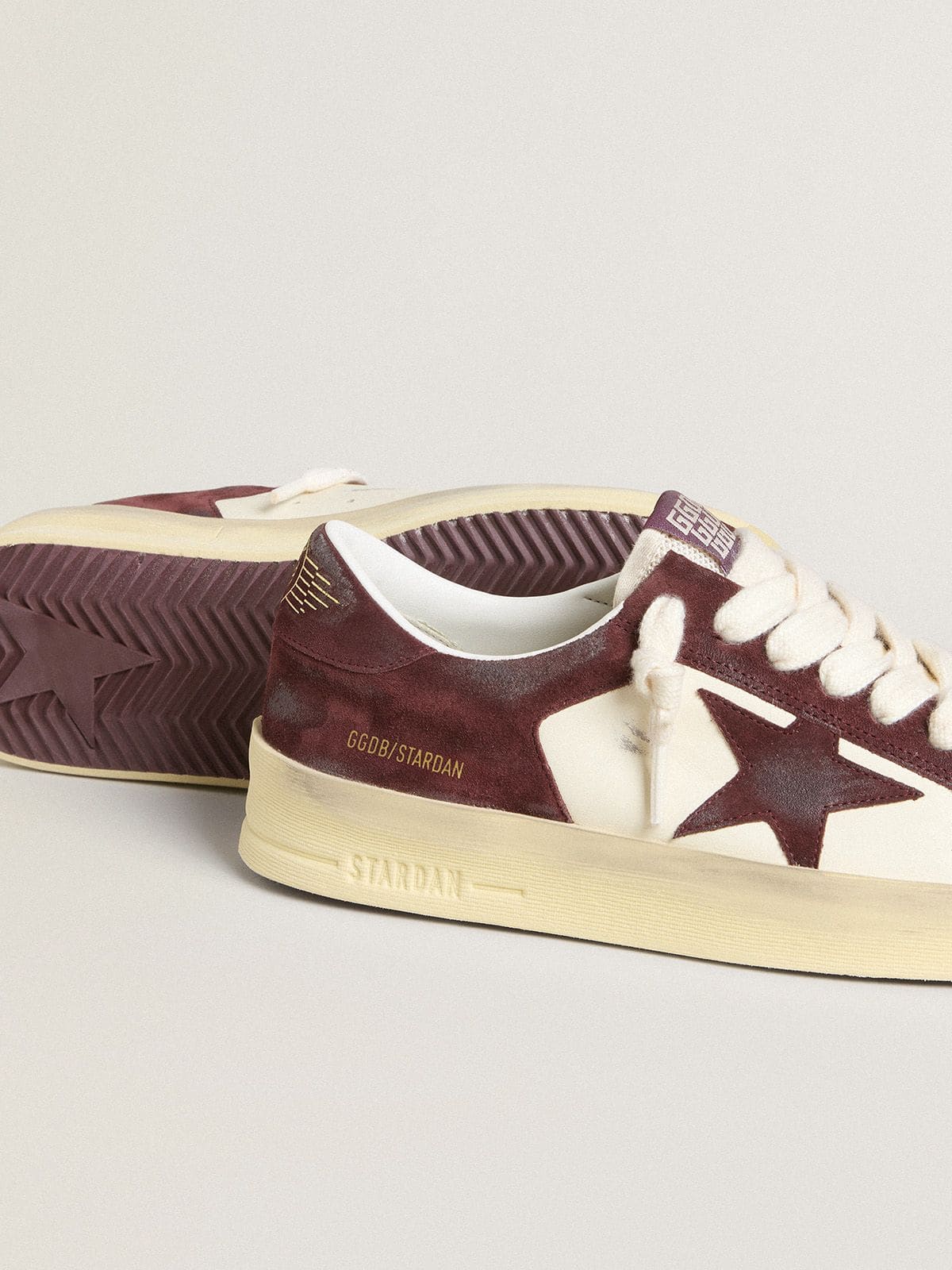 Stardan pour femme en cuir nappa blanc avec étoile et contrefort en cuir velours bordeaux