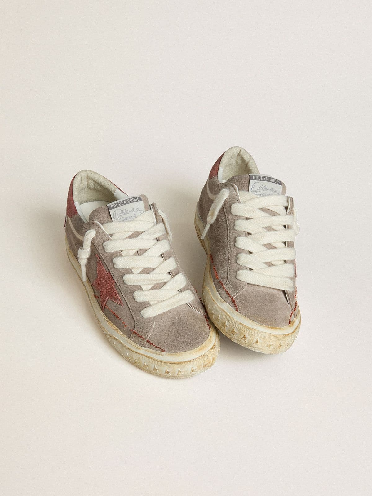 Super-Star LTD pour femme en daim gris avec étoile et contrefort en daim ciré rouge