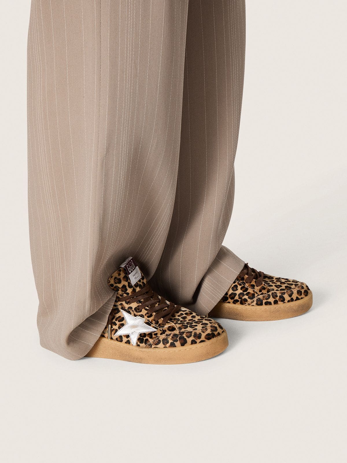 Ball Star pour femme en cuir façon poulain imprimé léopard avec étoile en cuir platine et contrefort en cuir blanc
