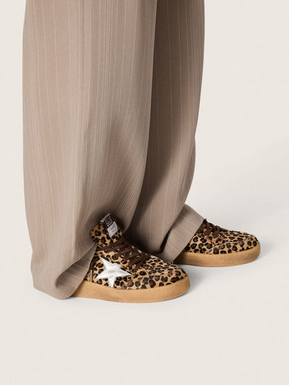 Ball Star pour femme en cuir façon poulain imprimé léopard avec étoile en cuir platine et contrefort en cuir blanc