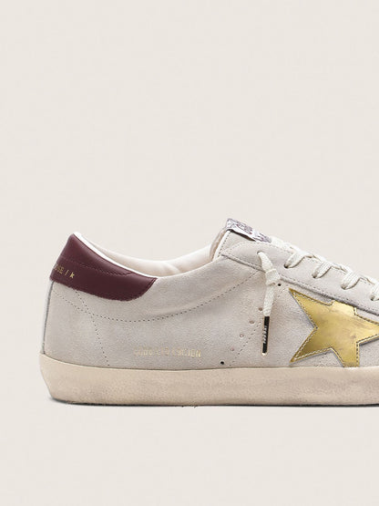 Super-Star CNY pour femme en daim ivoire avec étoile en cuir métallisé et contrefort en cuir